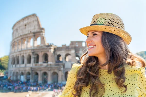 Portret van gelukkige jonge vrouw voor colosseum in rome, ita — Stockfoto