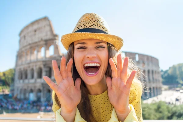 Gelukkig jonge vrouw schreeuwen via megafoon vormige handen in fro — Stockfoto
