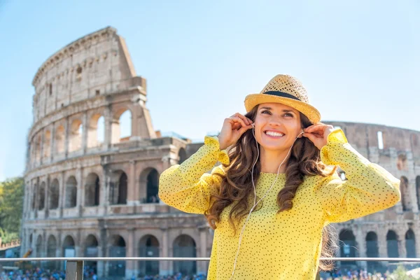 Ritratto di giovane donna felice con audioguida di fronte a colos — Foto Stock