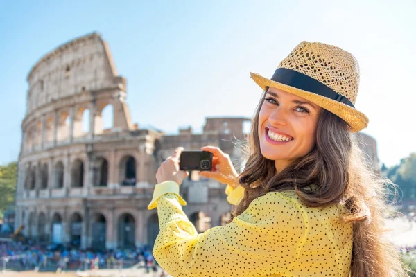 Happy young woman taking photo of colosseum in rome, italy — Stock Photo, Image