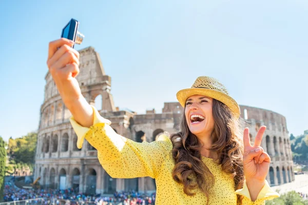 Heureuse jeune femme faire selfie devant colosseum dans rome, i — Photo