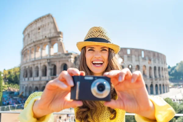 Heureuse jeune femme prenant des photos devant le colosseum à Rome, il — Photo