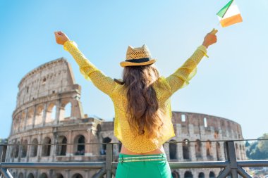 İtalyan bayrağı önünde colosseum sevindirici olan kadın