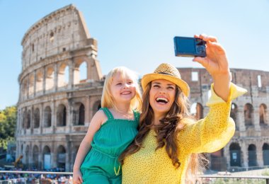 Mutlu anne ve bebek kız selfie colosseum önünde yapma ben