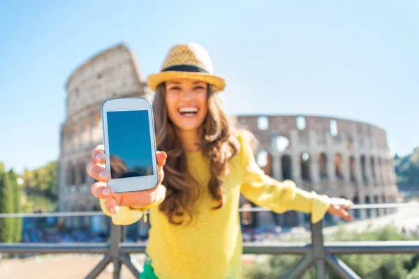 Mutlu genç kadın gösteren cep telefonu colo önünde portre — Stok fotoğraf
