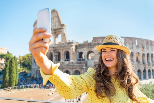 Sorrindo jovem mulher tirando foto com telefone celular na frente do col — Fotografia de Stock