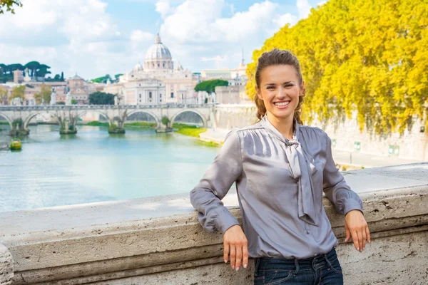 Jonge vrouw permanent op de brug ponte umberto ik met uitzicht op basi — Stockfoto