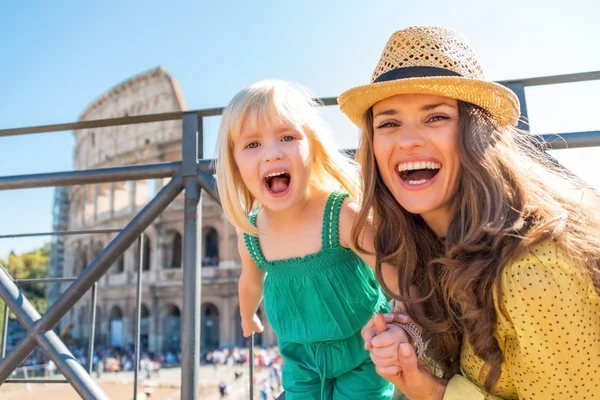 Porträt einer glücklichen Mutter und eines kleinen Mädchens vor dem Kolosseum in — Stockfoto