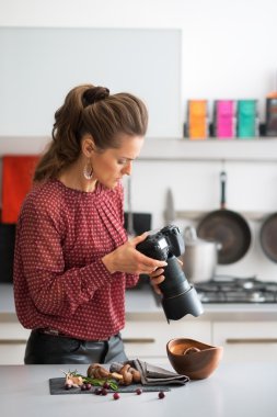 Genç kadın gıda fotoğrafçılığı pratik