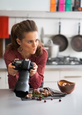 İlgili yiyecek fotoğrafçı fotoğraf makinesindeki fotoğrafları kontrol
