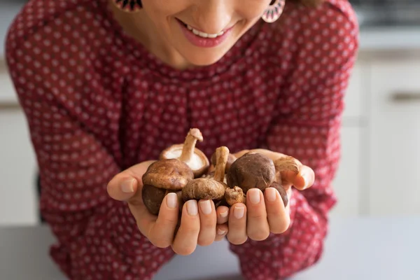 Close-up em jovem dona de casa segurando shiitake cogumelos — Fotografia de Stock