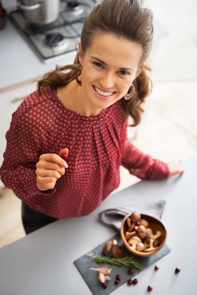 Porträt einer glücklichen jungen Hausfrau mit einem Teller Pilze — Stockfoto