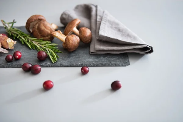 Mantar lingonberries ve rosmarinus masada — Stok fotoğraf