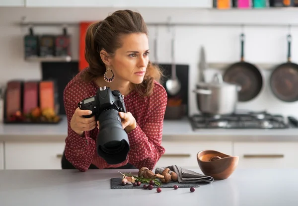 Potret fotografer makanan perempuan yang bijaksana — Stok Foto