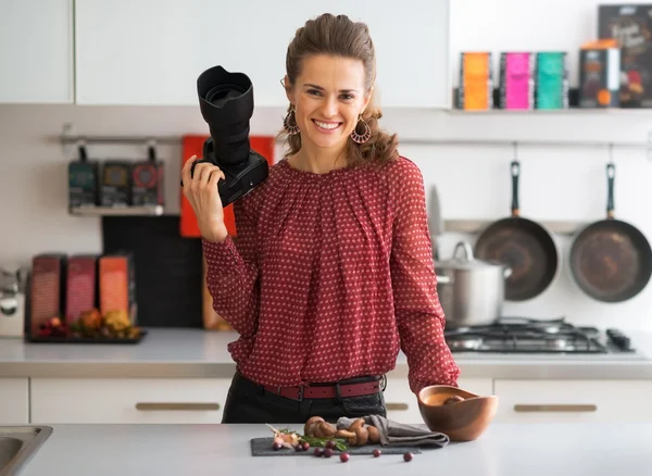 Retrato de una fotógrafa sonriente en la cocina — Foto de Stock