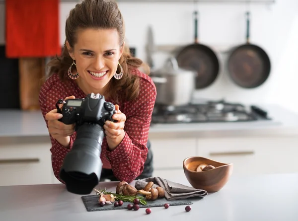 Retrato de fotógrafa de comida femenina feliz revisando fotos en ca —  Fotos de Stock