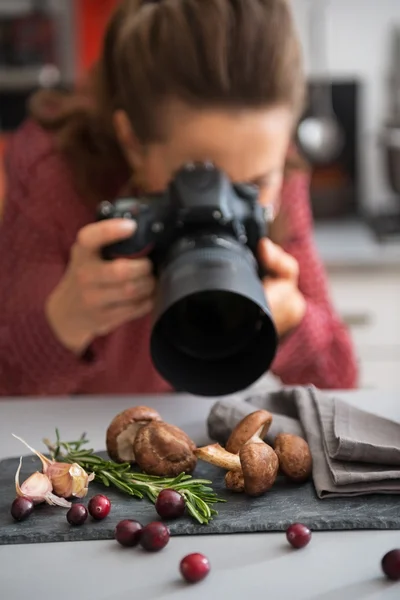 Primer plano de fotógrafa de comida femenina tomando fotos —  Fotos de Stock