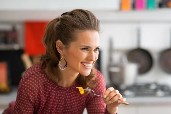 Eszik a konyhában, boldog fiatal nő portréja — Stock Fotó