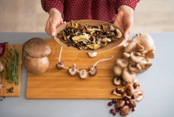 Close-up em jovem dona de casa mostrando cogumelos — Fotografia de Stock