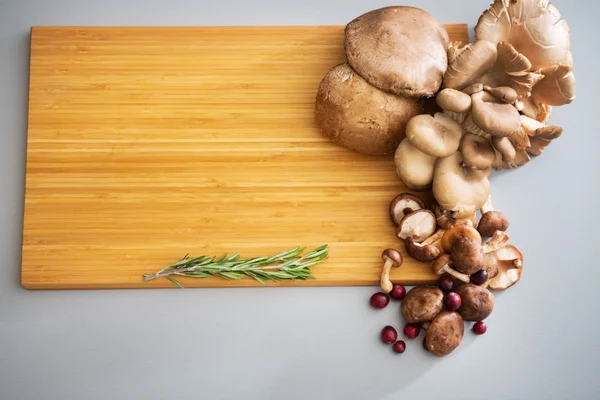 Closeup over paddestoelen op snijplank — Stockfoto