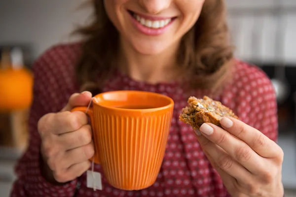 Genç ev hanımı ile çay içme üzerinde closeup fırından yeni çıkmış pumpk — Stok fotoğraf