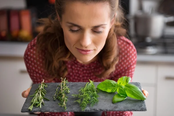 Portret van jonge huisvrouw genieten van verse kruiden kruiden — Stockfoto