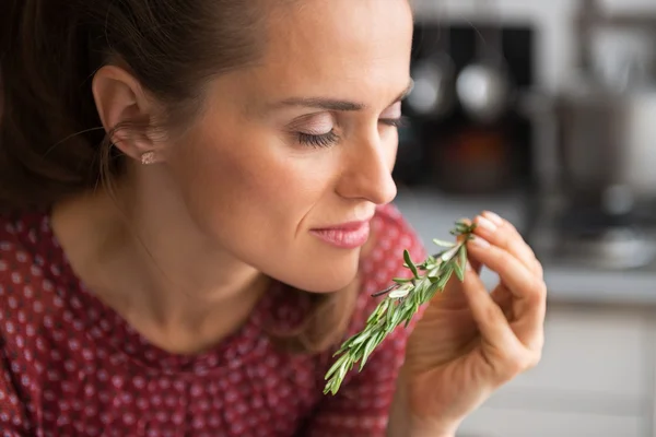 Young housewife enjoying fresh rosmarinus — Stock Photo, Image