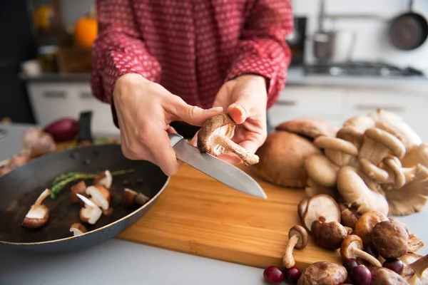 Gros plan sur la jeune femme au foyer cuisine champignons — Photo