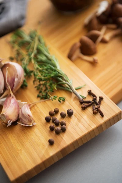 Closeup on pepper garlic and rosmarinus on cutting board — Stock Photo, Image