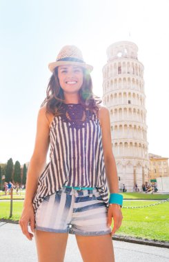 Leaning tower önünde duran mutlu genç kadın portresi
