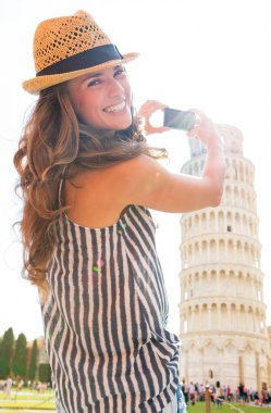 Pisa Kulesi, Toskana mutlu genç kadın alarak fotoğraf