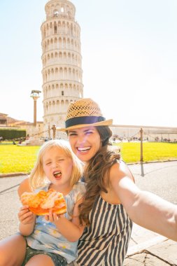 Mutlu anne ve bebek kız selfie f içinde pizza yerken yapma