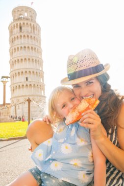 Mutlu anne ve bebek kız önünde eğilerek vaktimiz pizza yemek