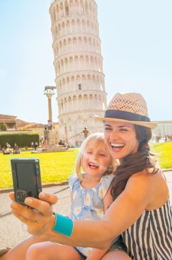 Mutlu anne ve bebek kız selfie yaslanmış çekici önünde yapma