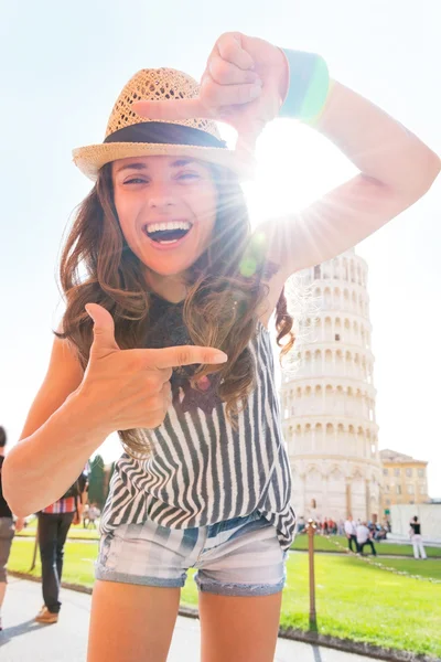 Счастливая молодая женщина в рамке перед наклонной башней Пизы, тус — стоковое фото