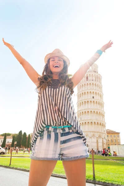 Feliz joven regocijándose frente a la torre inclinada de pisa, t — Foto de Stock