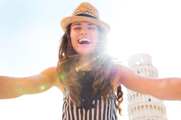 Szczęśliwa młoda kobieta co selfie przed krzywej wieży PiS — Zdjęcie stockowe