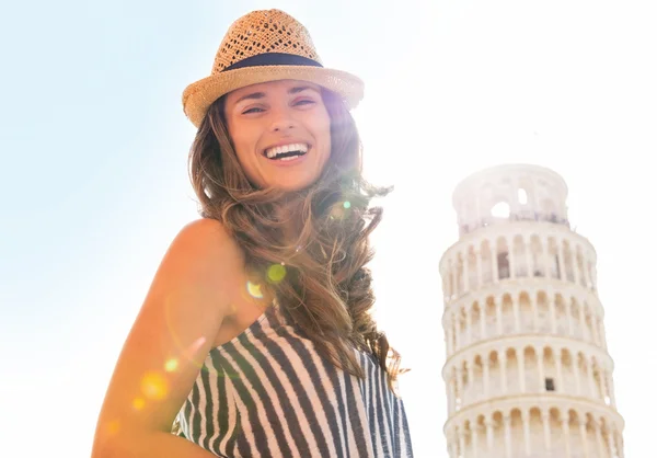 Ritratto di giovane donna sorridente davanti alla torre pendente di pis — Foto Stock