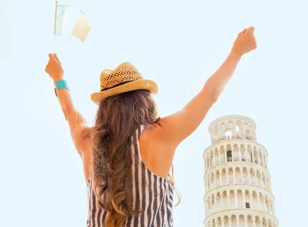Молода жінка з італійської прапор радіє перед Пізанської вежі в д — стокове фото