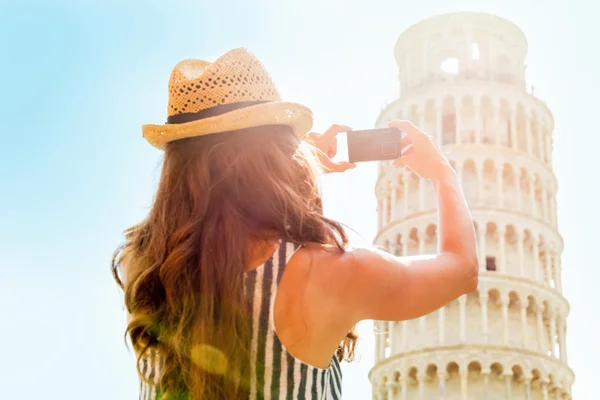 Jonge vrouw nemen foto van scheve toren van pisa, Toscane, ital — Stockfoto