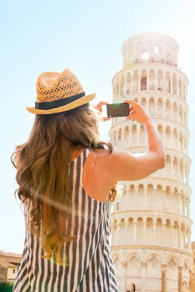 Jovem mulher tirando foto de torre inclinada de pisa, Toscana, ital — Fotografia de Stock