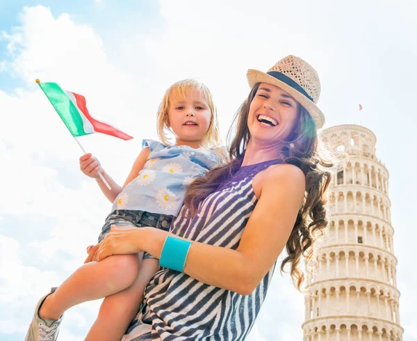 Retrato de madre feliz y niña con bandera italiana en fron — Foto de Stock