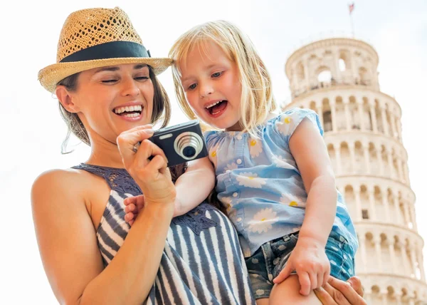 Retrato de madre feliz y niña comprobando fotos en la cámara — Foto de Stock