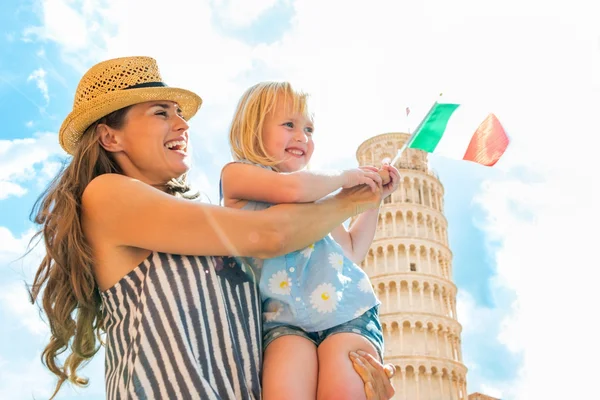 Happy mother and baby girl with italian flag in front of leaning — Stock Photo, Image