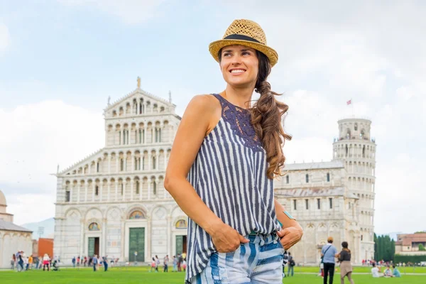 Ritratto di giovane donna felice in piazza dei miracoli, pisa, tusc — Foto Stock