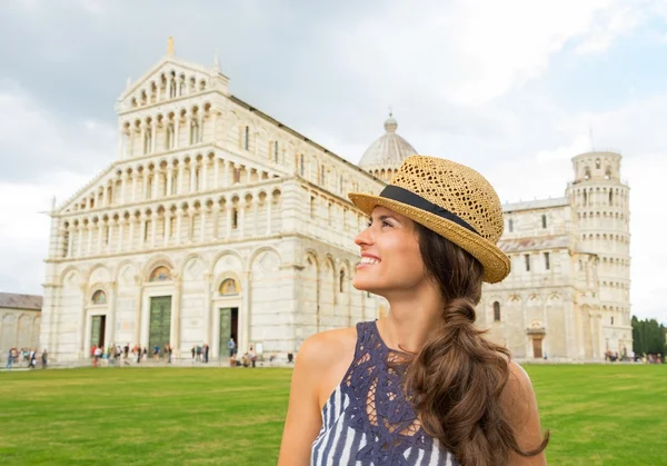 Portret van gelukkige jonge vrouw voor duomo di pisa, pisa, t — Stockfoto