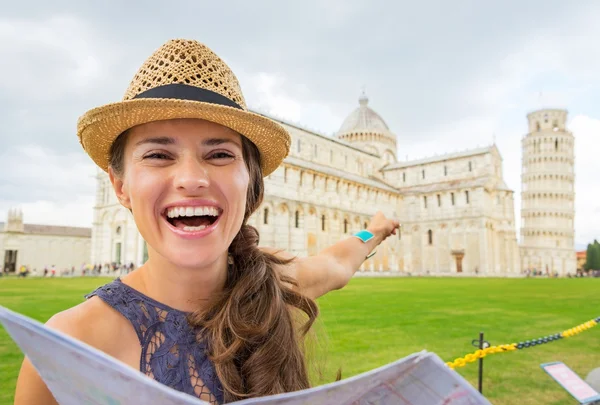 Glückliche junge Frau mit Landkarte, die auf den Dom von Pisa, Pisa, Stoßzahn zeigt — Stockfoto