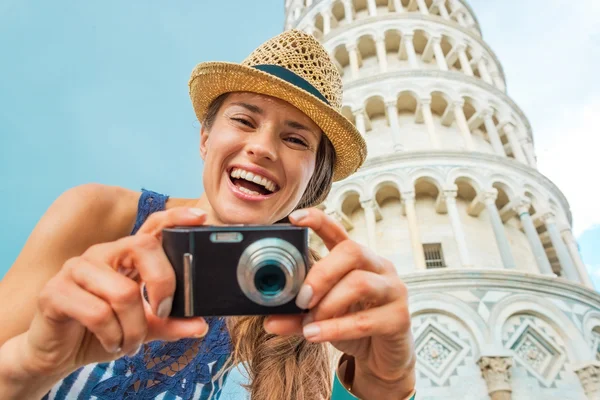 Ritratto di giovane donna sorridente con macchina fotografica davanti le — Foto Stock