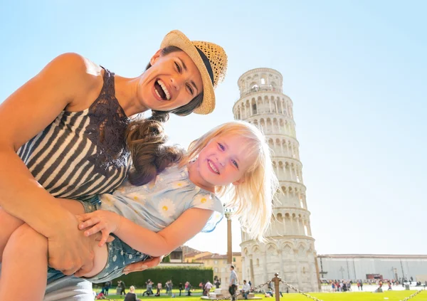 Retrato de madre y niña delante de la torre inclinada de pi — Foto de Stock