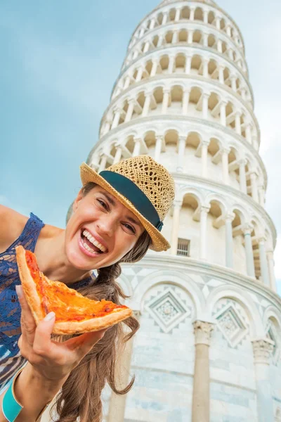 Gelukkig jonge vrouw met pizza voor scheve toren van pisa, — Stockfoto